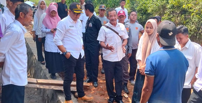 PLT Camat Kasui Tinjau Pembangunan Siring Pasang di Kampung Kota Way