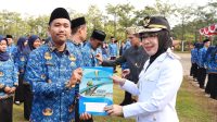 Pemkab Way Kanan Serahkan SK CPNS dan Bantuan Alsintan ke Petani