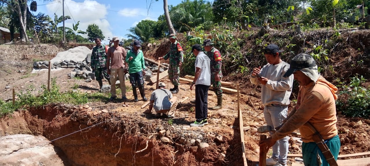TNI Bantu Perbaikan Jembatan Rusak di Kampung Ramsai