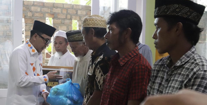 Bagikan Bingkisan Ramadhan di Simpangasam, Bupati Waykanan : Perlunya Pendampingan RTM